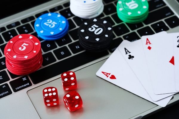 Live roulette dealer and wheel broadcast from our studio on w88.com login